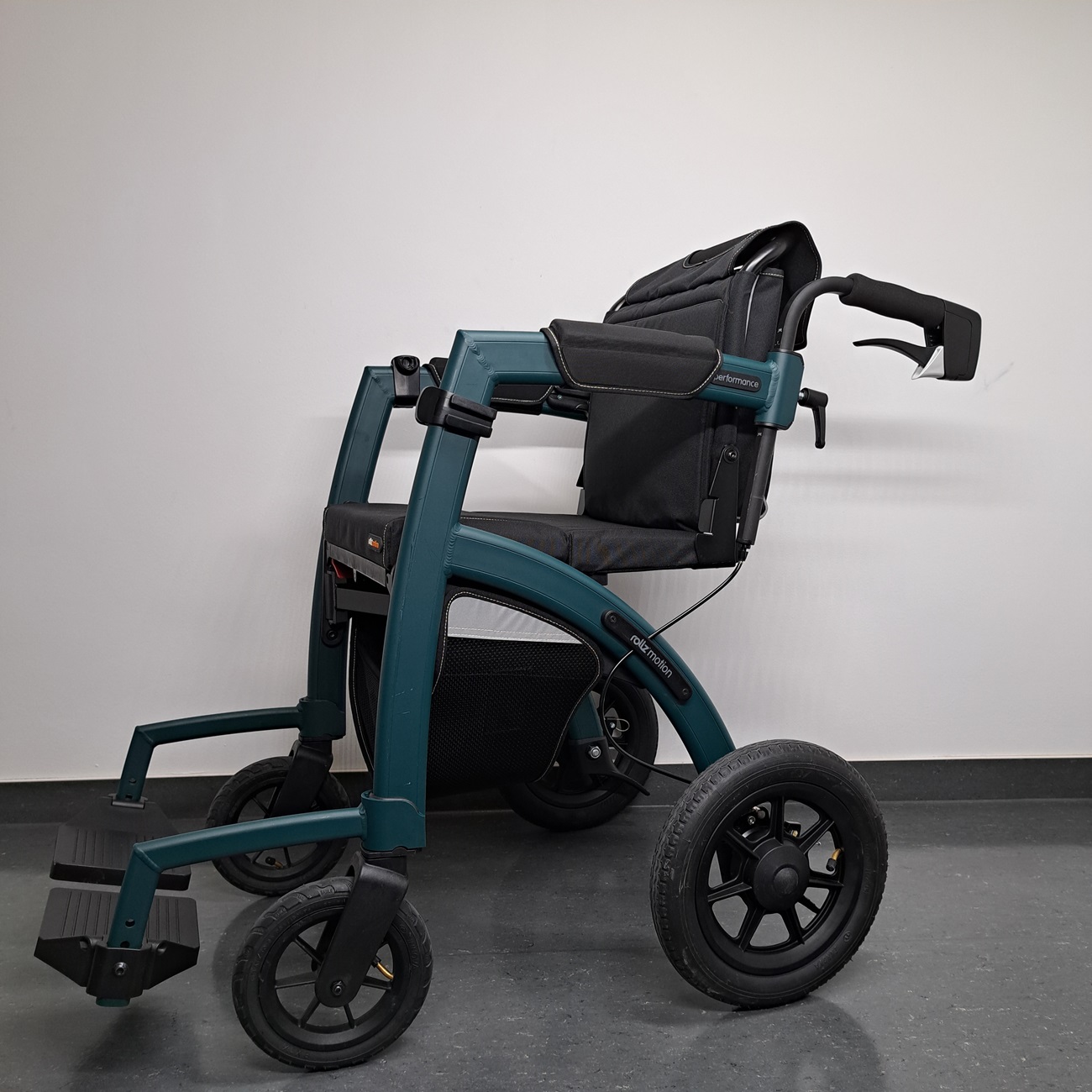Rollz Motion Performance 2in1 Rollator und Rollstuhl mit Luftbereifung Jungel Green 